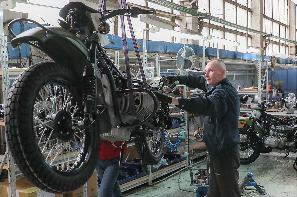 Un ouvrier assemblant des motos Ural 