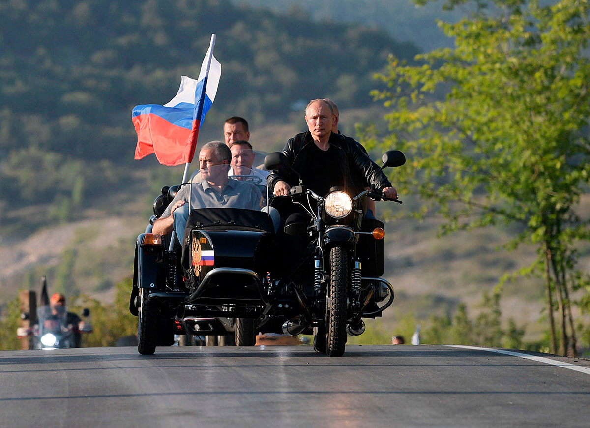 Le président russe Vladimir Poutine participe à un show de motos à Sébastopol 


