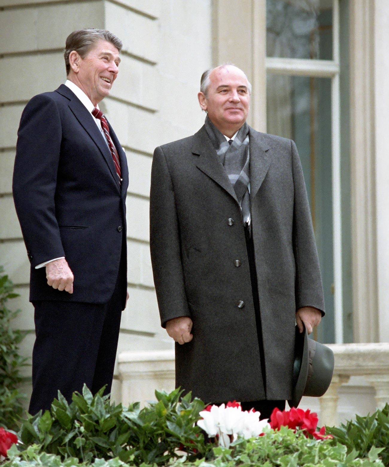 Советскиот лидер Михаил Горбачов и американскиот претседател Роналд Реган на самитот во Женева во 1985 година.