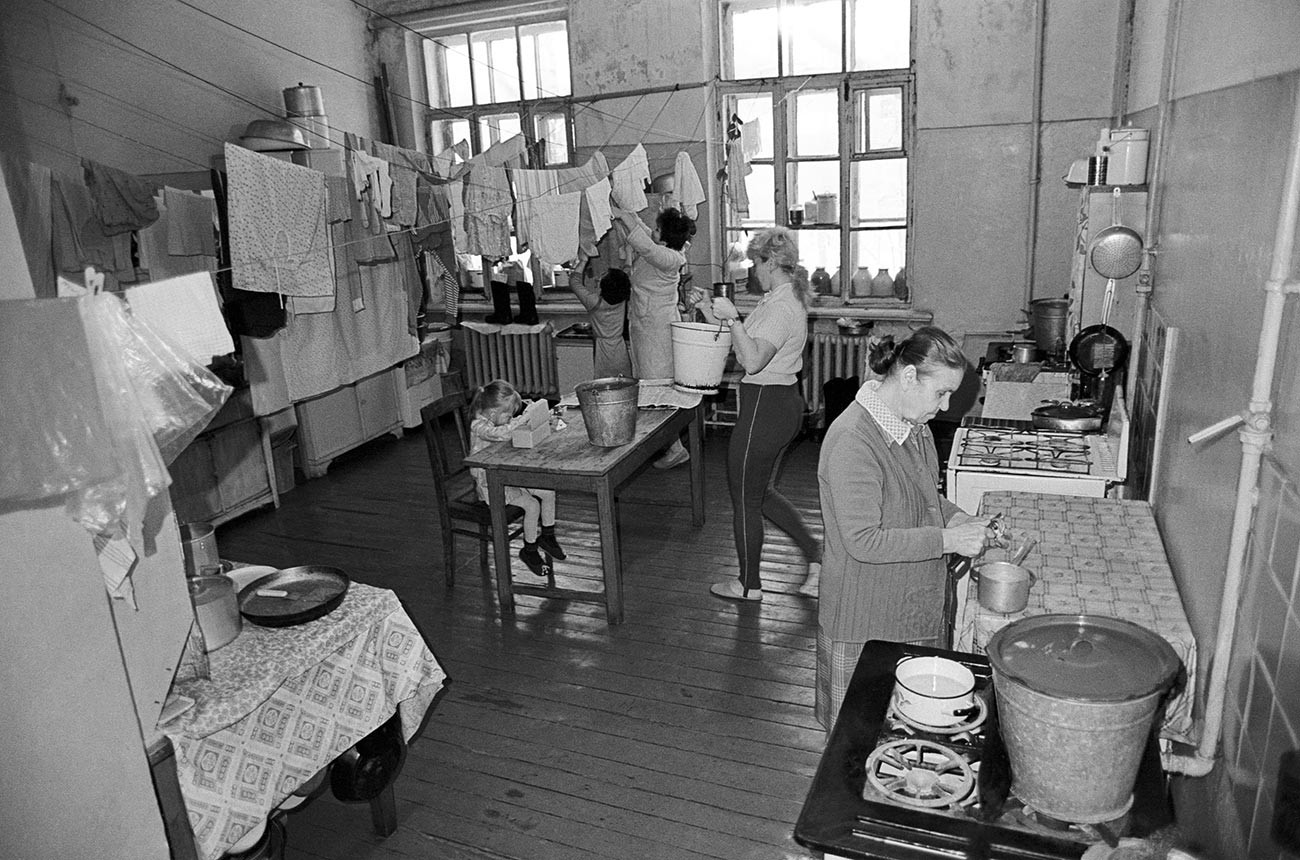  Cozinha em apartamento comunal com equipamentos separados.