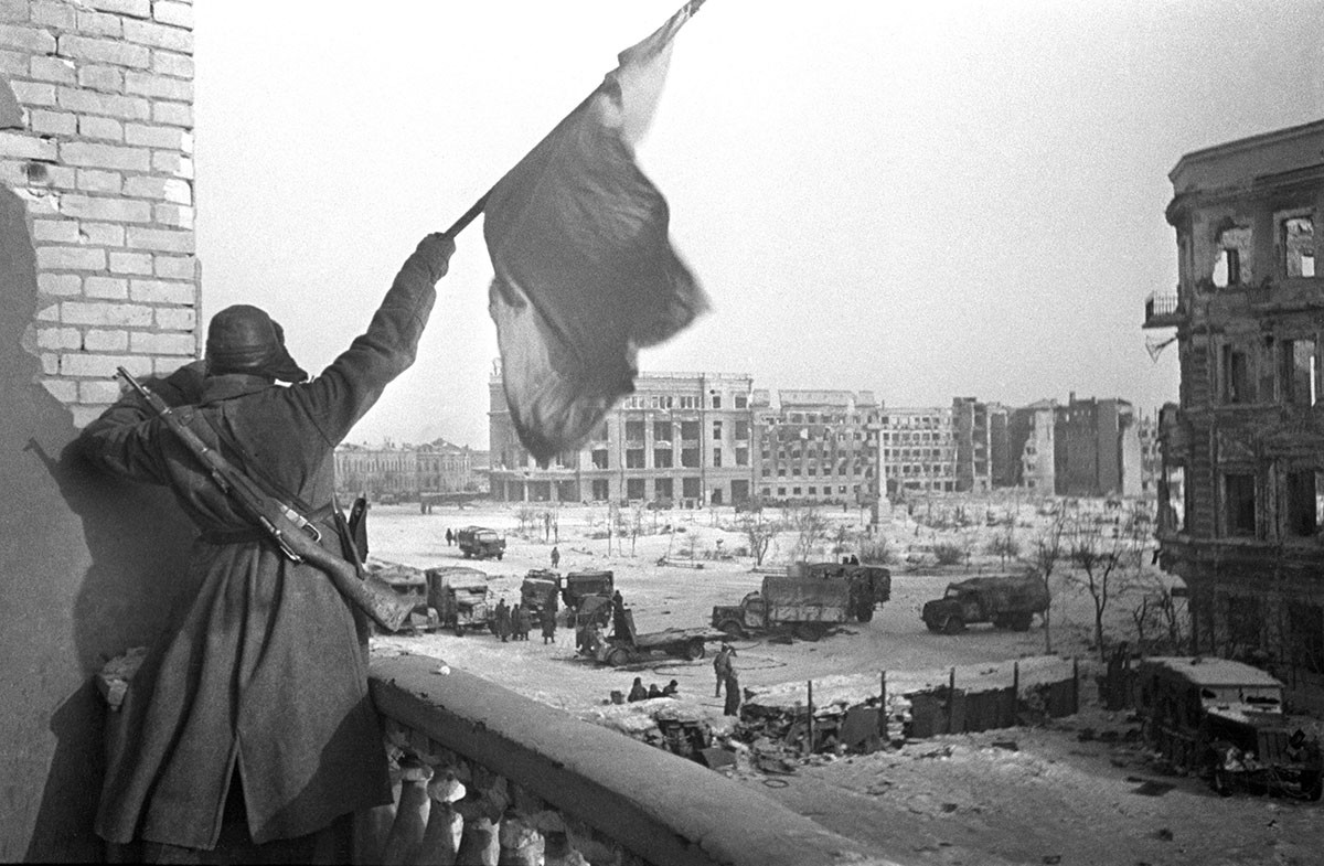 Drapeau rouge sur la place des combattants tombés, Stalingrad