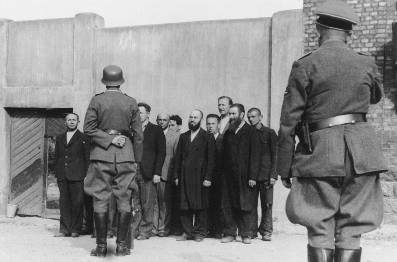 Немецкие солдаты и евреи оккупированной территории перед массовой казнью во время Великой Отечественной войны.