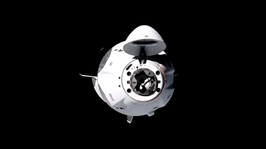 Свемирска летелица SpaceX Crew Dragon са посадом приближава се Међународној космичкој станици.