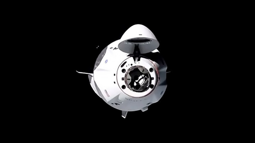 Вселенско летало SpaceX Crew Dragon со екипаж се приближува до Меѓународната вселенска станица. 