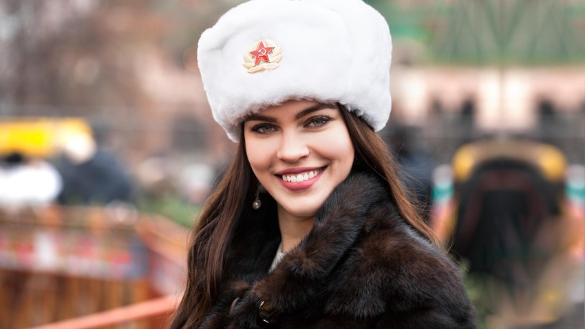ロシアを象徴するウシャンカ帽の背景 ロシア ビヨンド