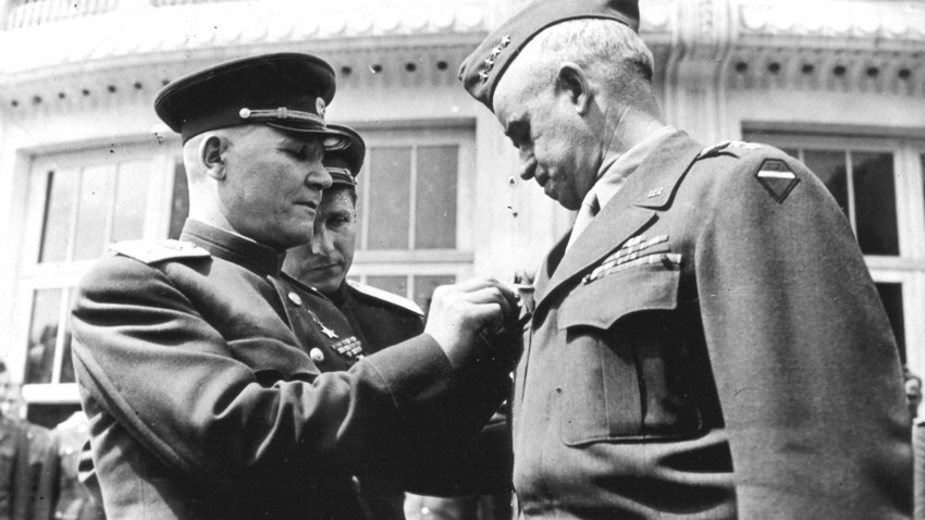 Marsekal Ivan S. Koniev, Komandan Grup Angkatan Darat Ukraina ke-1 (kiri), menyerahkan Orde Suvorov kepada Jenderal Omar N, Bradley, Komandan Grup Angkatan Darat AS ke-12, di Bad Wildungen (Jerman), 17 Mei 1945.
