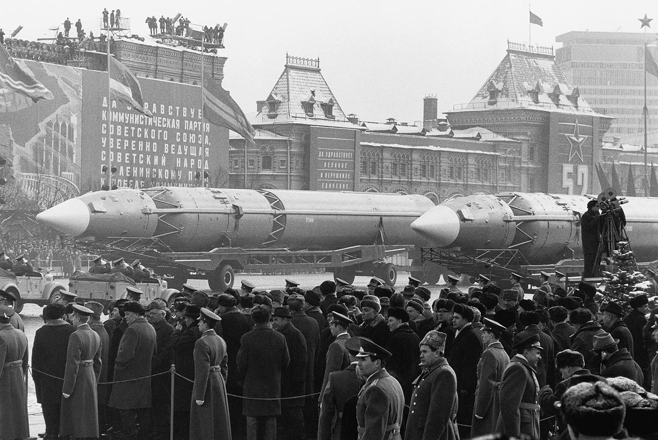 На парадата на интерконтинентални балистички ракети на Црвениот плоштад по повод годишнината од болшевичката револуција.
