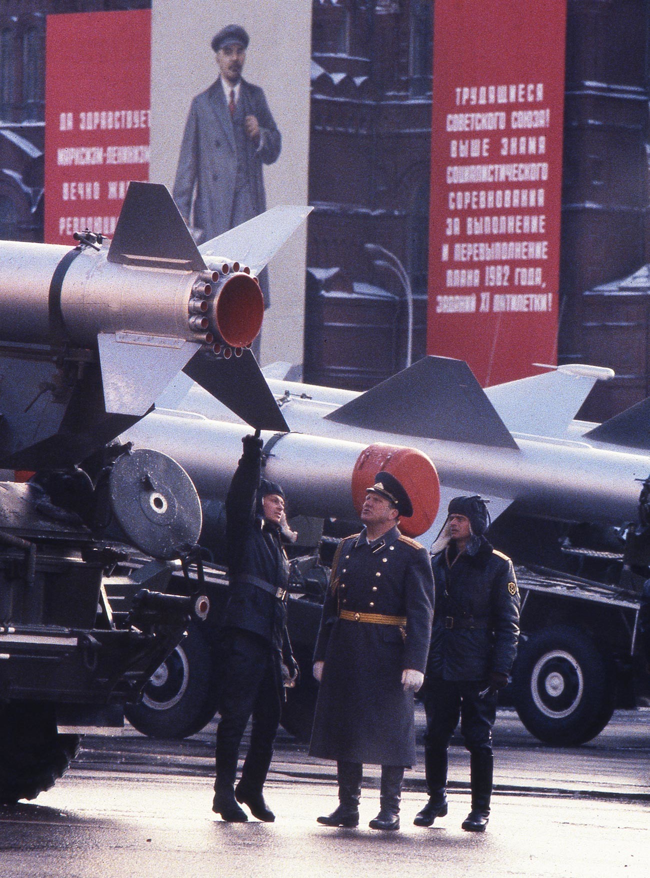 Офицери со војници под ракета која може да носи нуклеарна боева глава пред почетокот на парадата на Црвениот плоштад по повод 65-годишнината од Октомвриската револуција.