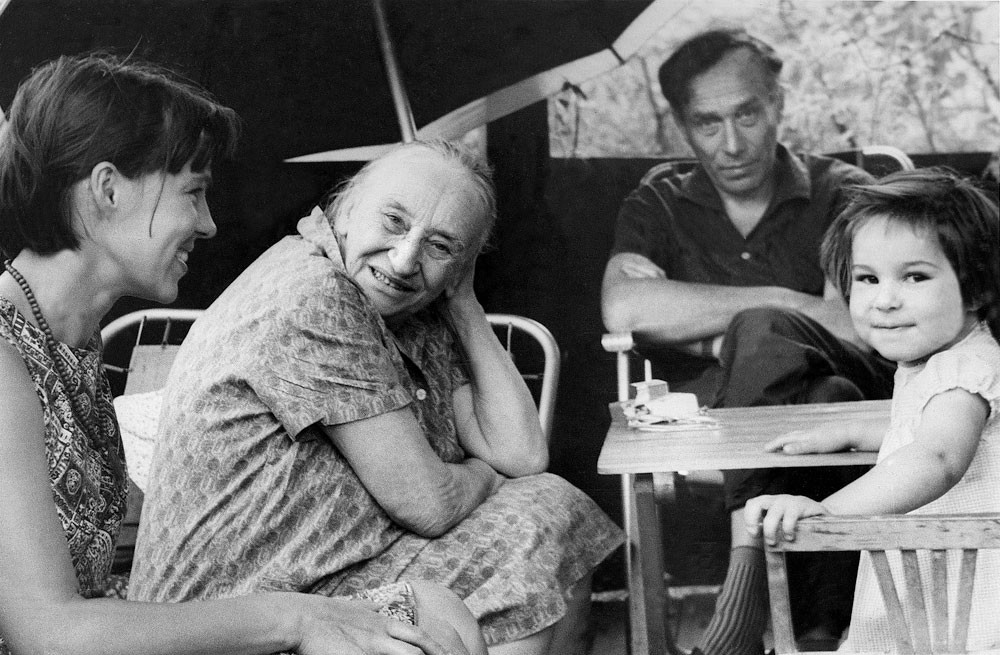 Elena Pasternak, Nadezhda Yakovlevna, Evgenij Borisovich Pasternak, Liza Pasternak. Peredelkino, 1969