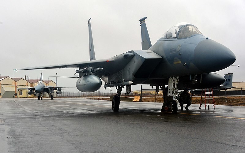 Dva borbena aviona F-15C Eagle iz američke 871. ekspedicijske eskadrile stižu u međunarodnu zračnu luku Keflavik. Island, 2015.