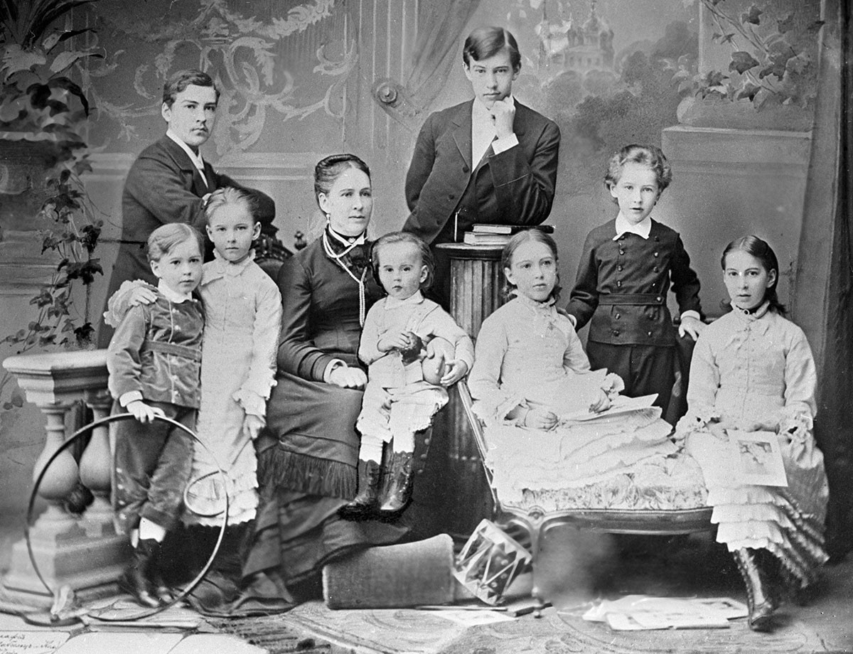Constantin, debout, au centre de sa famille, en 1879