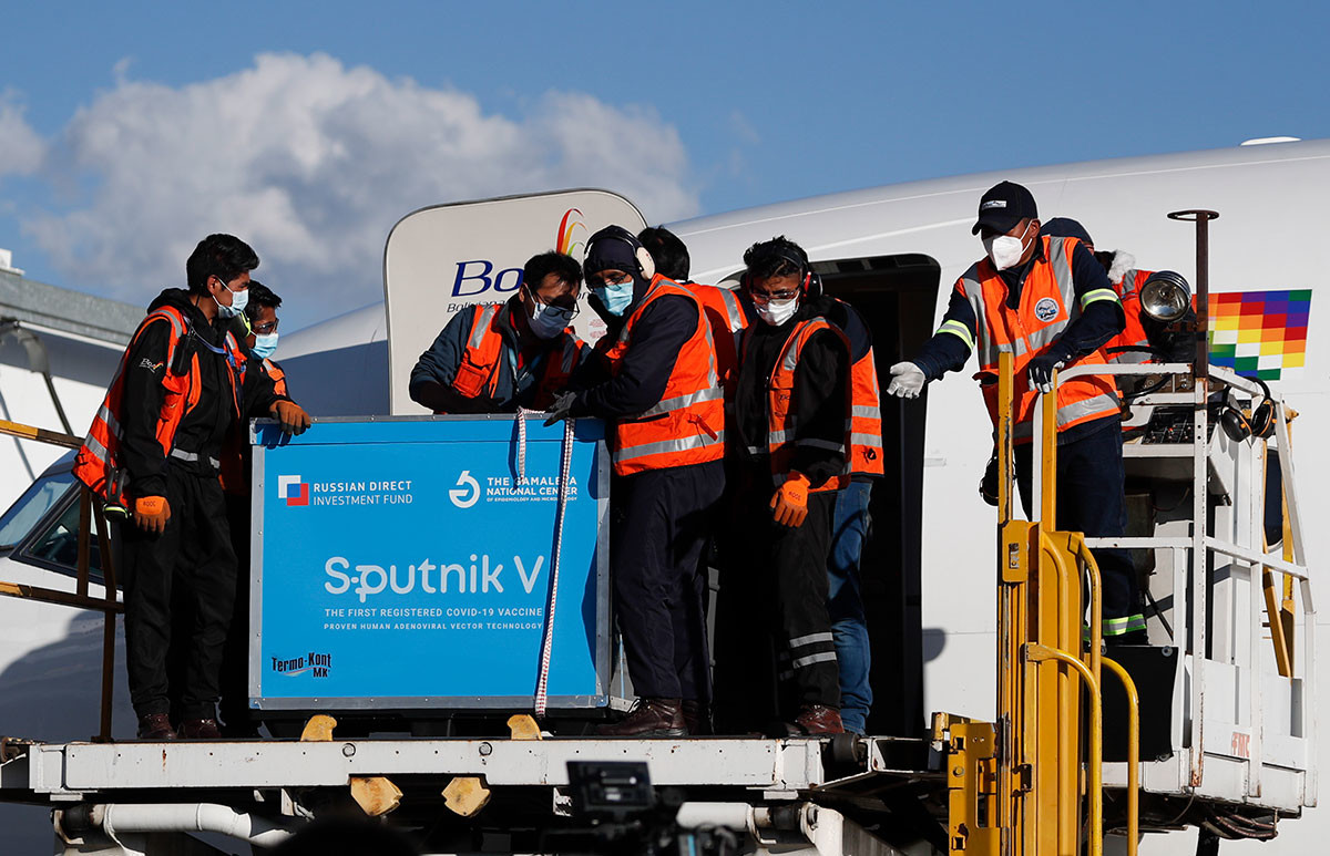Des employés aéroportuaires déchargent le premier lot de Spoutnik V arrivé à El Alto, en Bolivie, le 28 janvier 2021