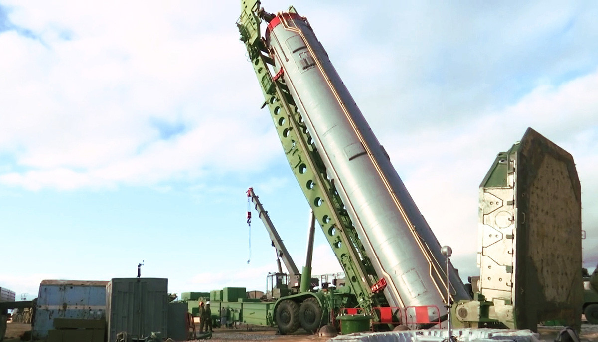Интерконтинентална балистичка ракета од стратешкиот систем „Авангард“ за време на спуштањето во лансирниот силос, Оренбуршка област.