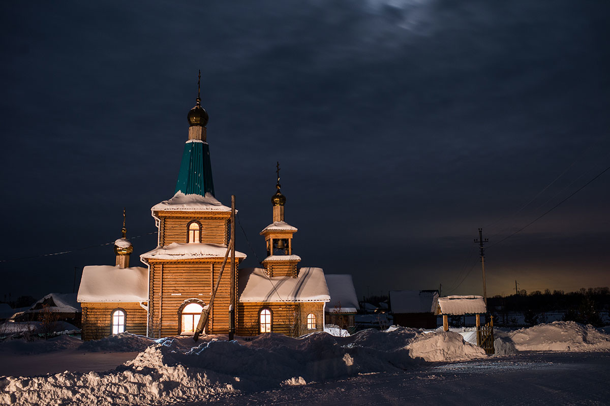 Le village sibérien d’Ermakovka avec son église en bois, région d'Omsk
