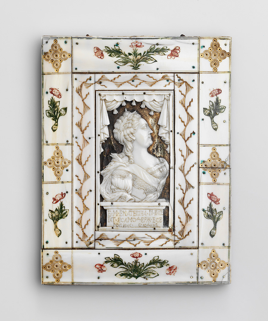 Plaque avec le portrait de Catherine II. Dernier quart du XVIIIe siècle, défense de morse