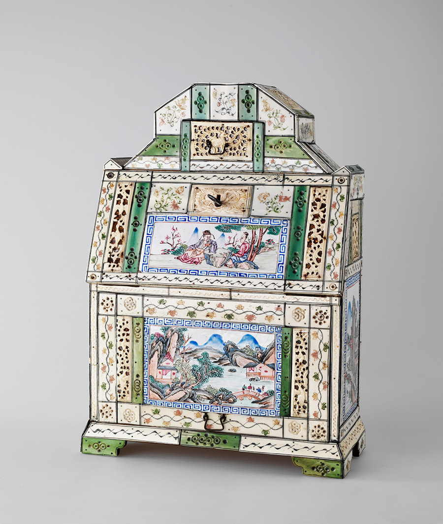 Cabinet de table. Première moitié du XVIIIe siècle, défense de morse