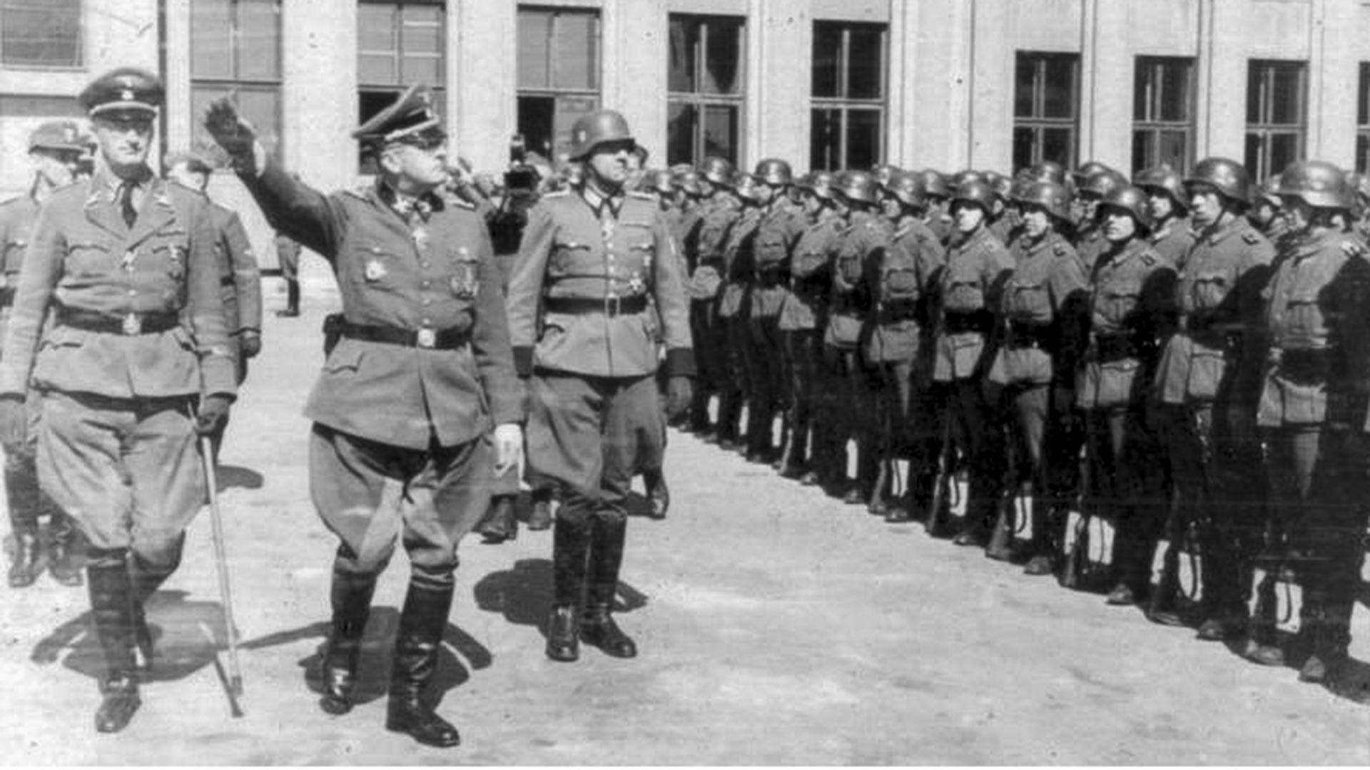 SS-Obergruppenführer in policijski general Erich von dem Bach-Zelewski na paradi v okupiranem Minsku