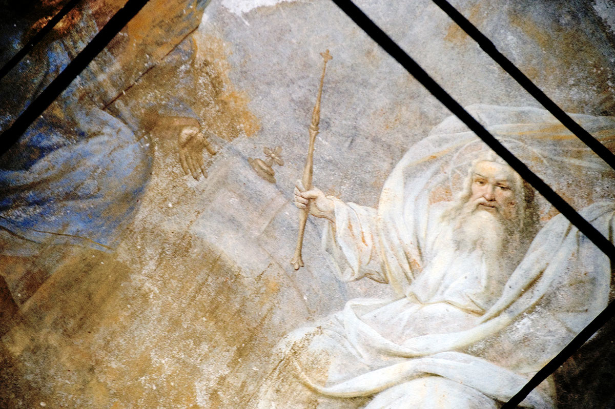 Église de Saint-Nil. Peinture du dôme représentant le Seigneur Sabaoth (XIXe siècle). Premier plan : tirants en fer renforçant la structure supérieure
