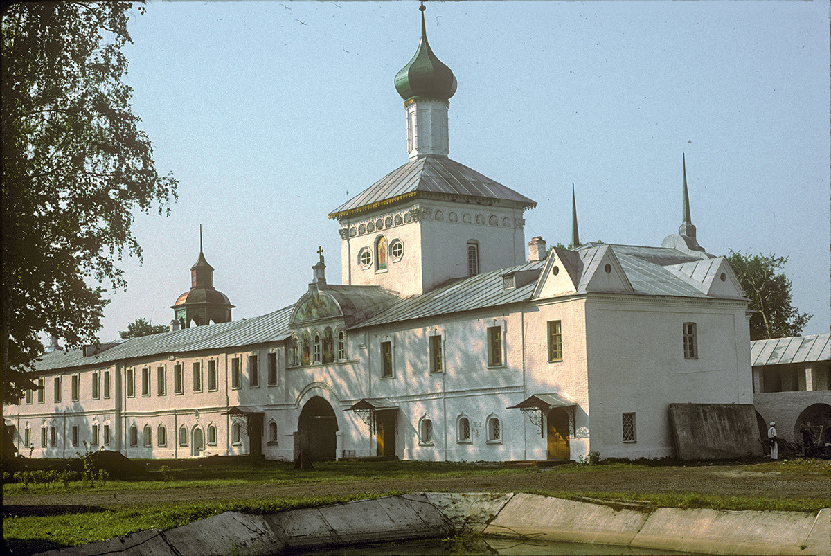 Muralla occidental con la Puerta Santa y la Iglesia de San Nicolás. Vista noreste. 8 de agosto de 1994