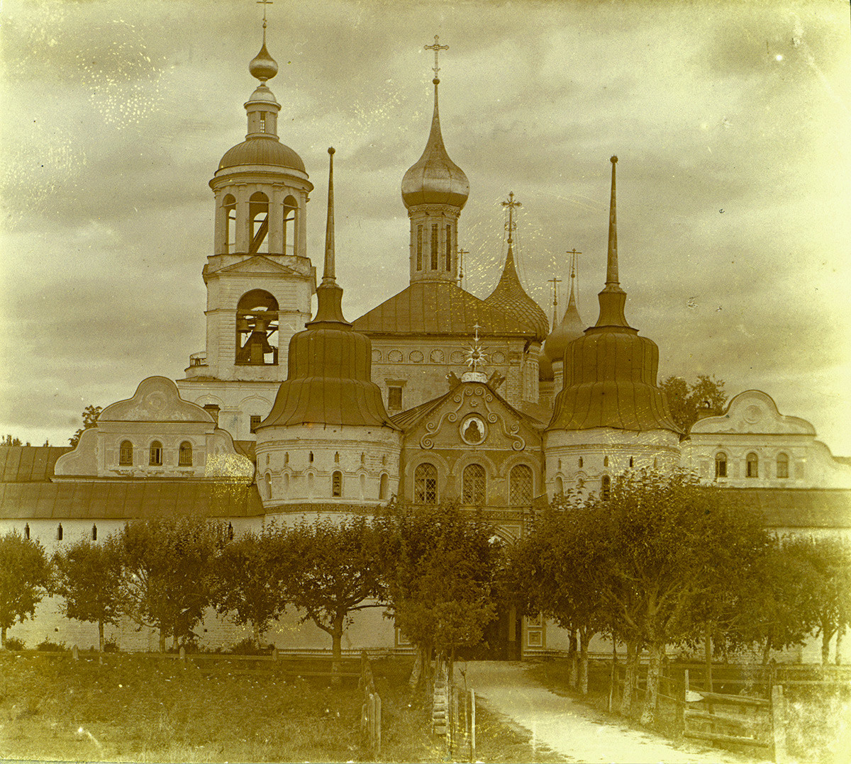 Puerta Santa e Iglesia de San Nicolás. Vista oeste. 1910