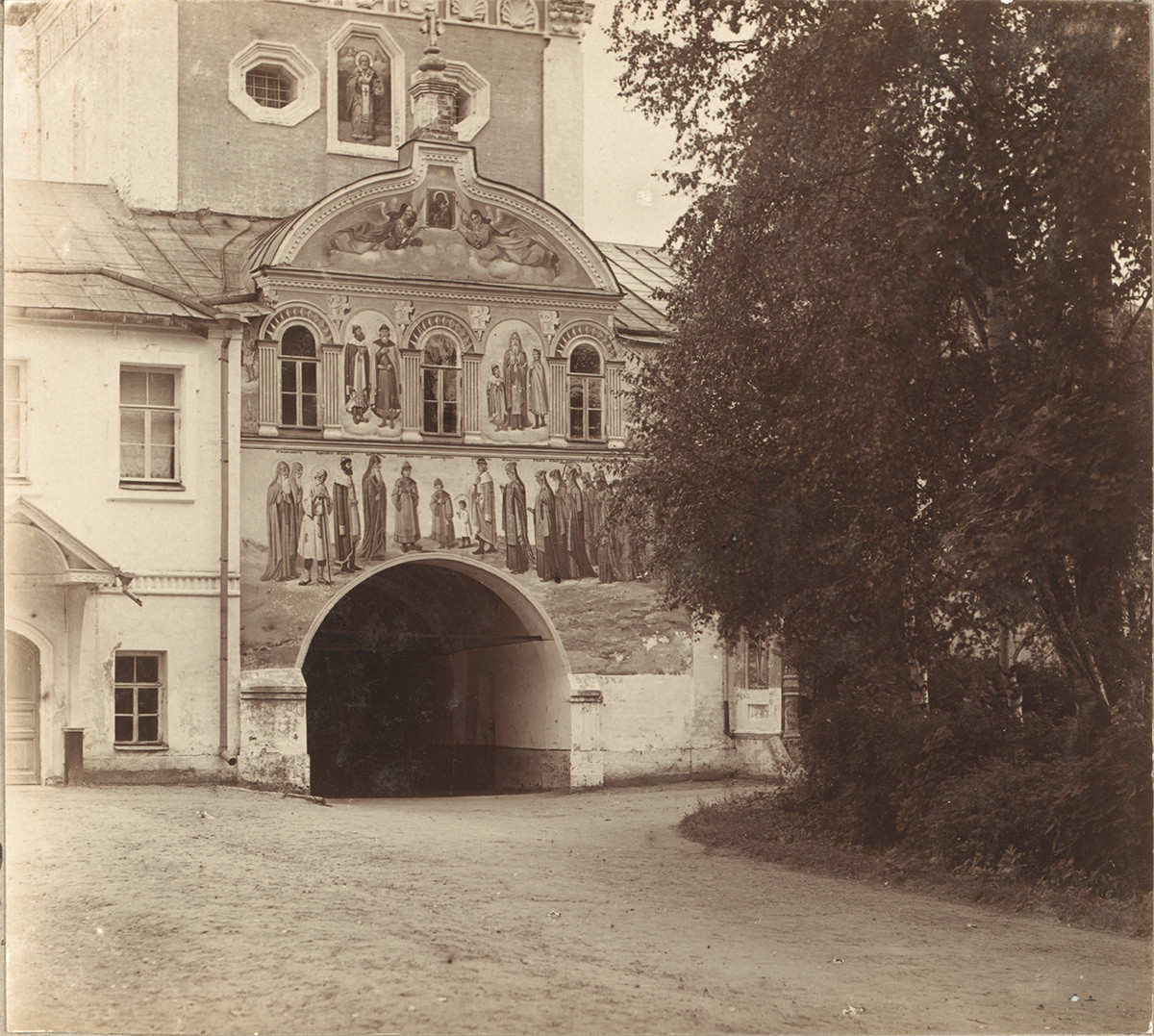 Puerta Santa e Iglesia de San Nicolás. Vista este. 1910