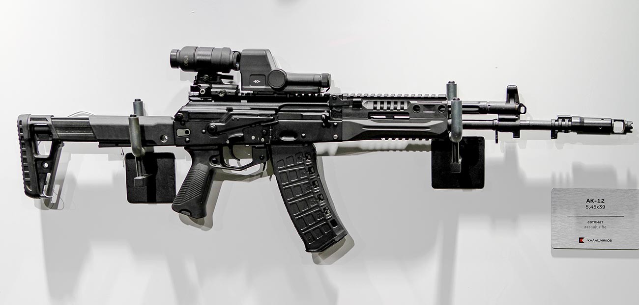 АК-12 s strelivom kalibra 5.45×39 mm, predelanim kopitom iz polimera in pištolskim ročajem
