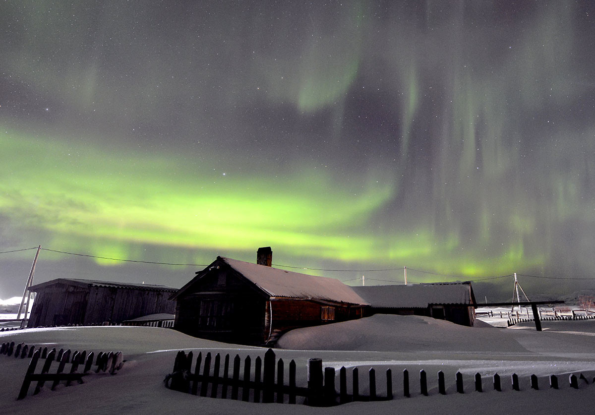 Nordlichter über dem Dorf Teriberka in der Region Murmansk.