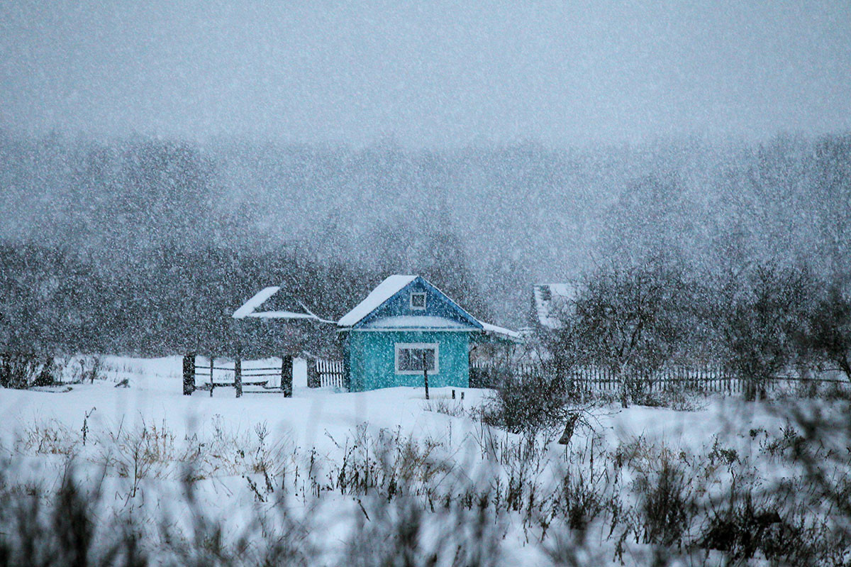 Schneefall im Dorf Borki in der Region Nowgorod.
