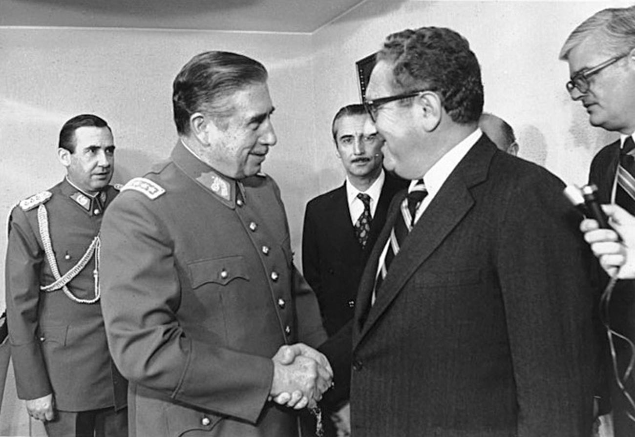 Secretário de Estado dos EUA, Henry Kissinger, com Pinochet em 1976

