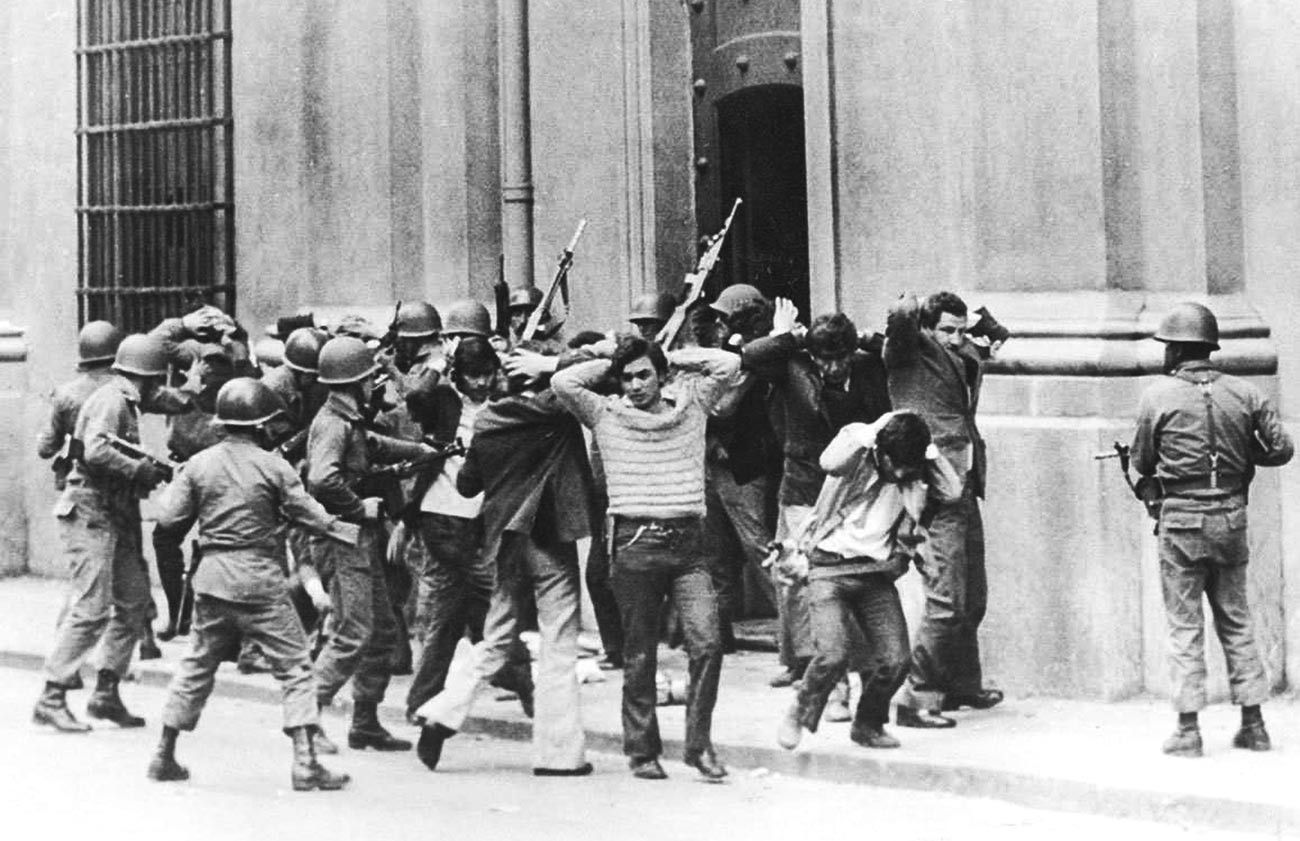 Assessores do presidente socialista Salvador Allende sendo presos por soldados em frente ao Palácio de La Moneda, durante o golpe de Estado em Santiago, em 11 de setembro de 1973