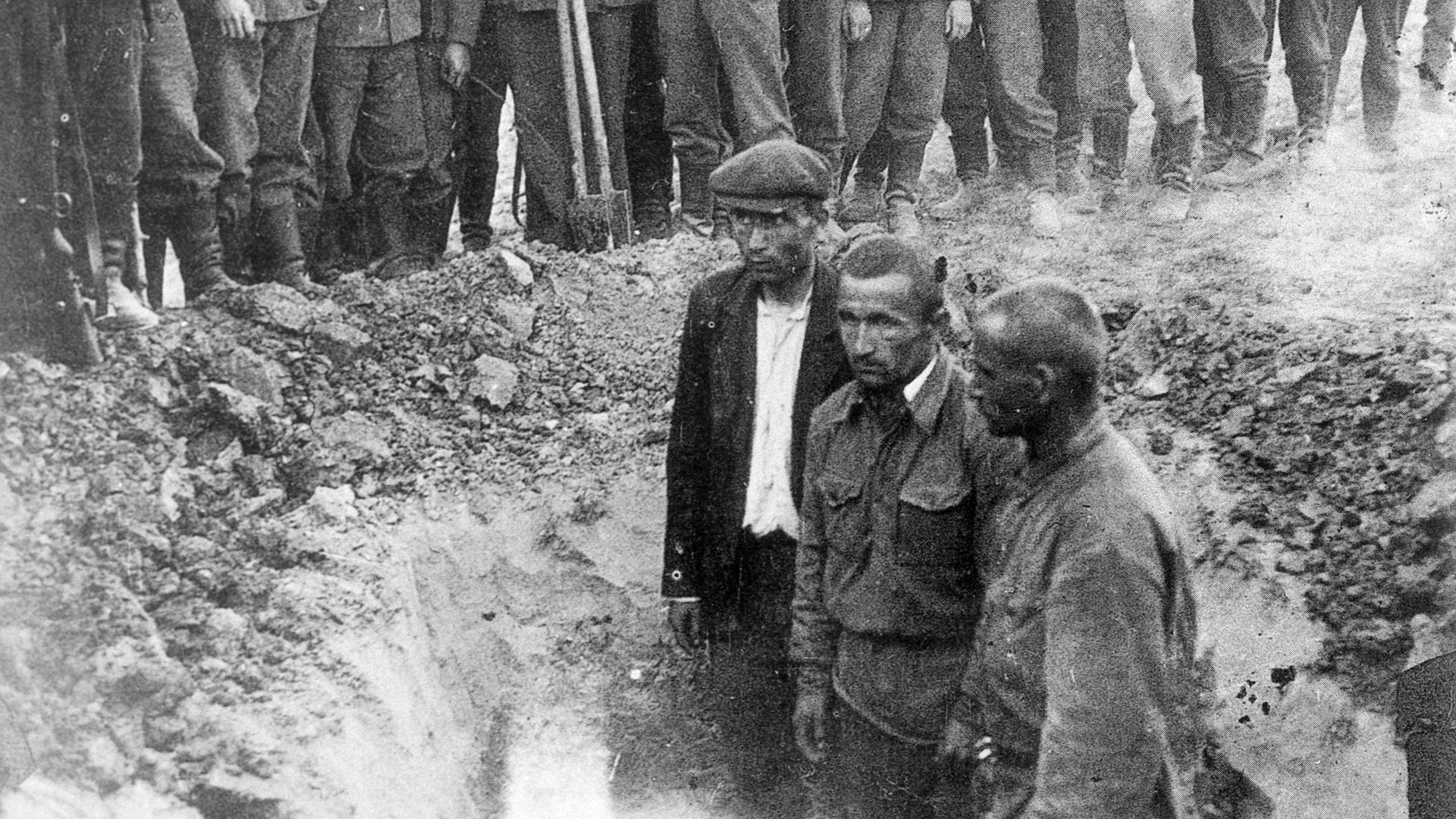 Des prisonniers de guerre soviétiques avant leur exécution