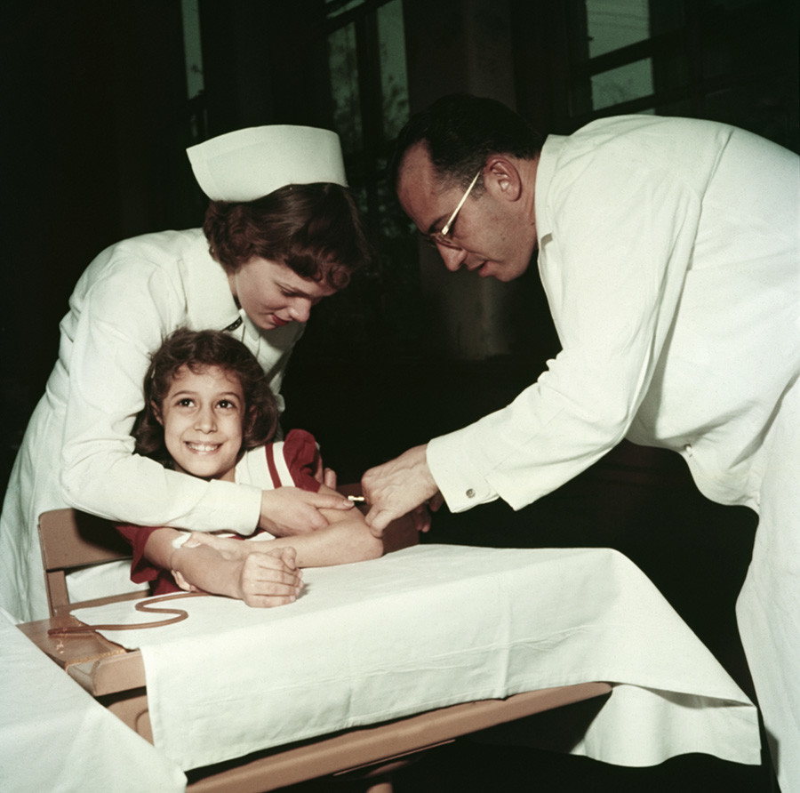 Jonas Salk et une infirmière administrent un vaccin antipoliomyélitique à une fillette américaine 