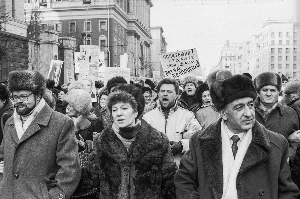 Хиљаде совјетских грађана окупиле су се близу Кремља. Москва, недеља 4. фебруар 1990.