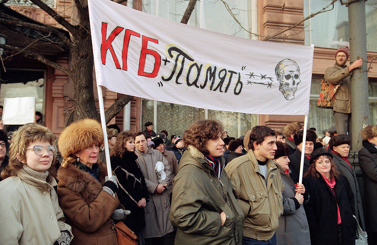 Учесници великог протеста у Москви 4. фебруара 1990. носе плакат на коме пише да КГБ и руска националистичка организација „Память“ (Памћење) заједно доносе смрт.