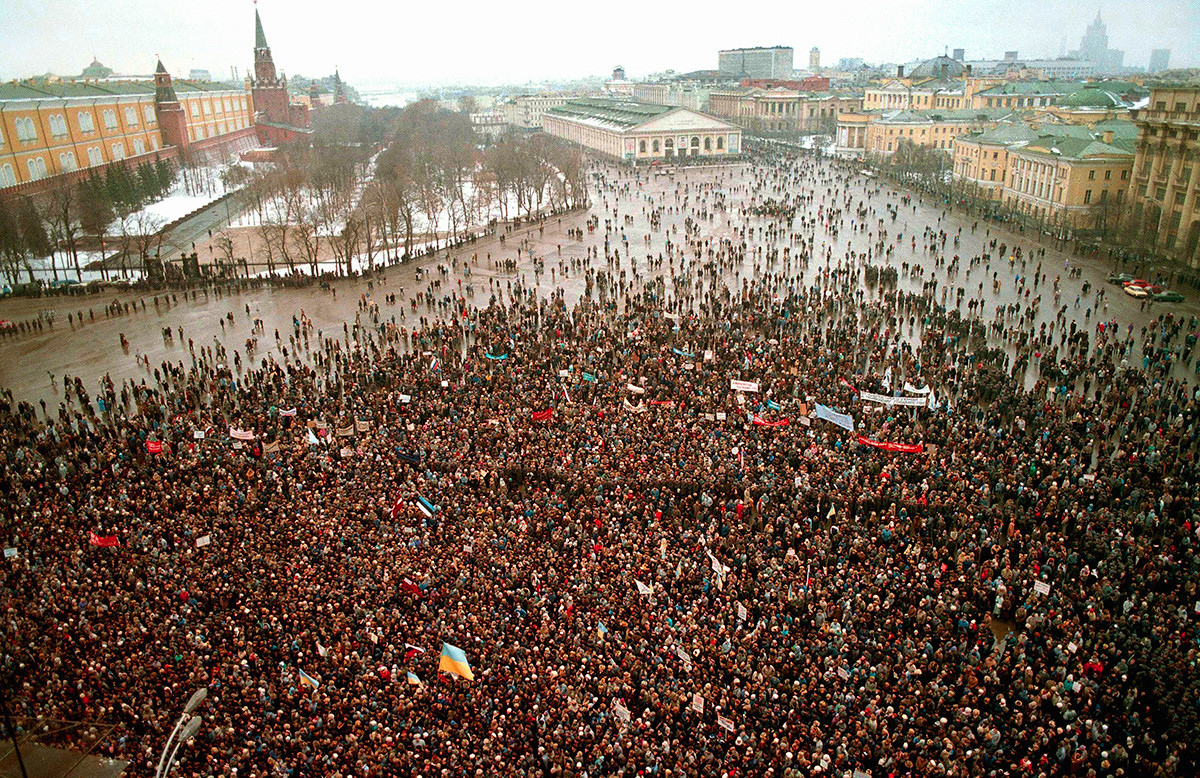 Хиљаде совјетских грађана окупиле су се на тргу испред Кремља. Москва 4. фебруар 1990.