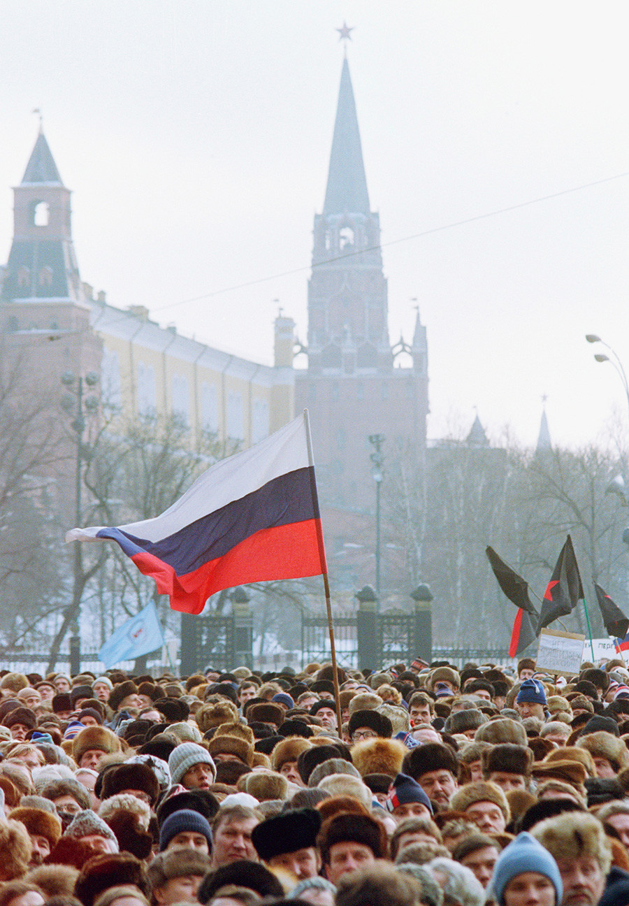 Тробојка из царског периода вијори се испред зидина Кремља, где су се стотине хиљада људи окупиле на протест против монопола Комунистичке партије на власт у земљи. Москва, недеља 4. фебруар 1990.