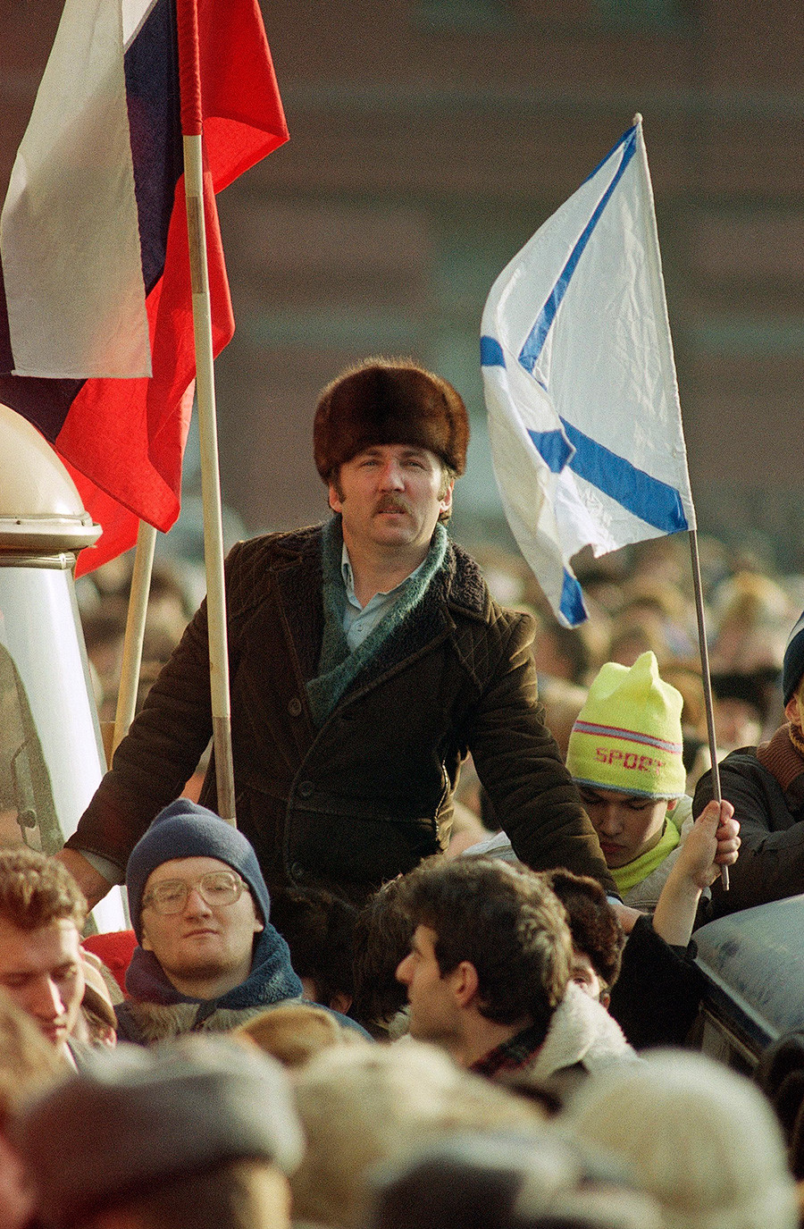 Учесник масовних демонстрација за демократију покушава да чује шта кажу говорници. Москва, 4. фебруар 1990.