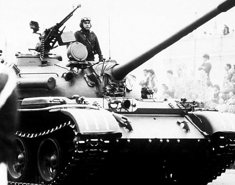 Vista frontal derecha de un tanque medio T-55 de fabricación soviética en Perú. 