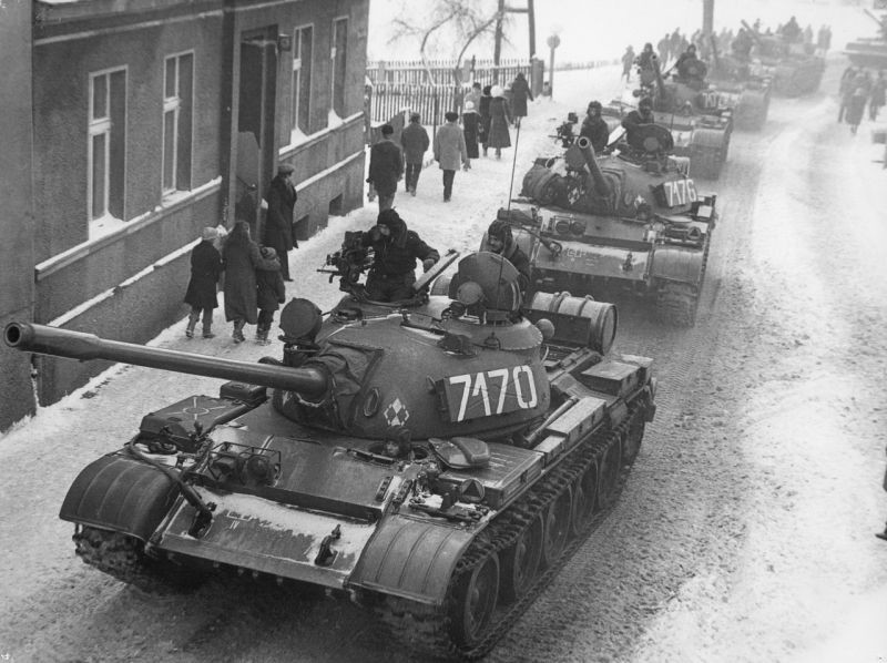  Columna de T-55 entran en la ciudad de Zbąszynek, el 13 de diciembre de 1981.
