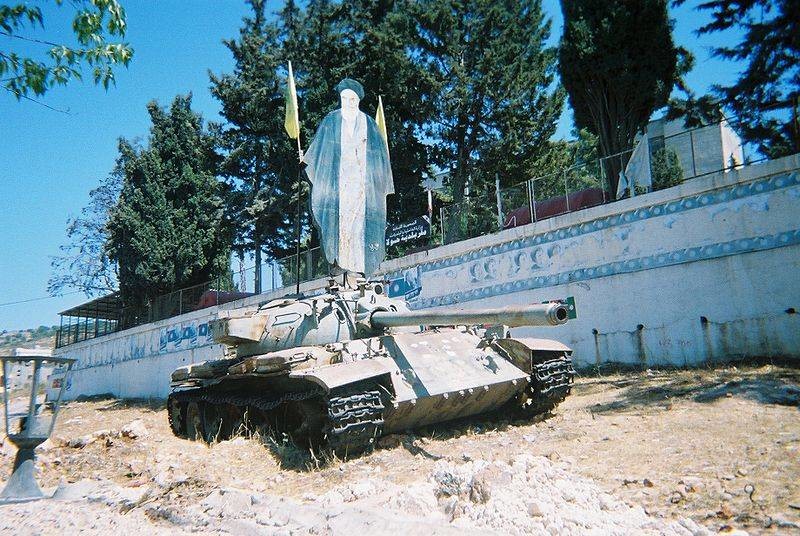Un carro de combate Tiran-5 (versión usada por los israelíes) abandonado en el sur del Líbano, que exhibe una lámina de madera con la imagen del difunto ayatolá Jomeni. 
