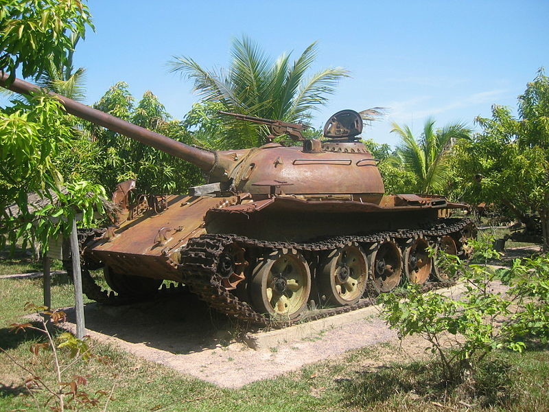 Tanque T-54 o de la guerra civil camboyana en el museo de guerra de Siem Reap, Camboya.