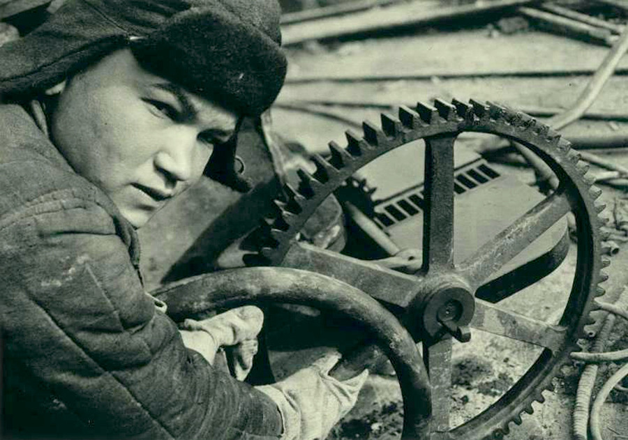 Seorang udarnik atau tenaga kerja kejut (tenaga kerja yang sangat produktif di Uni Soviet)