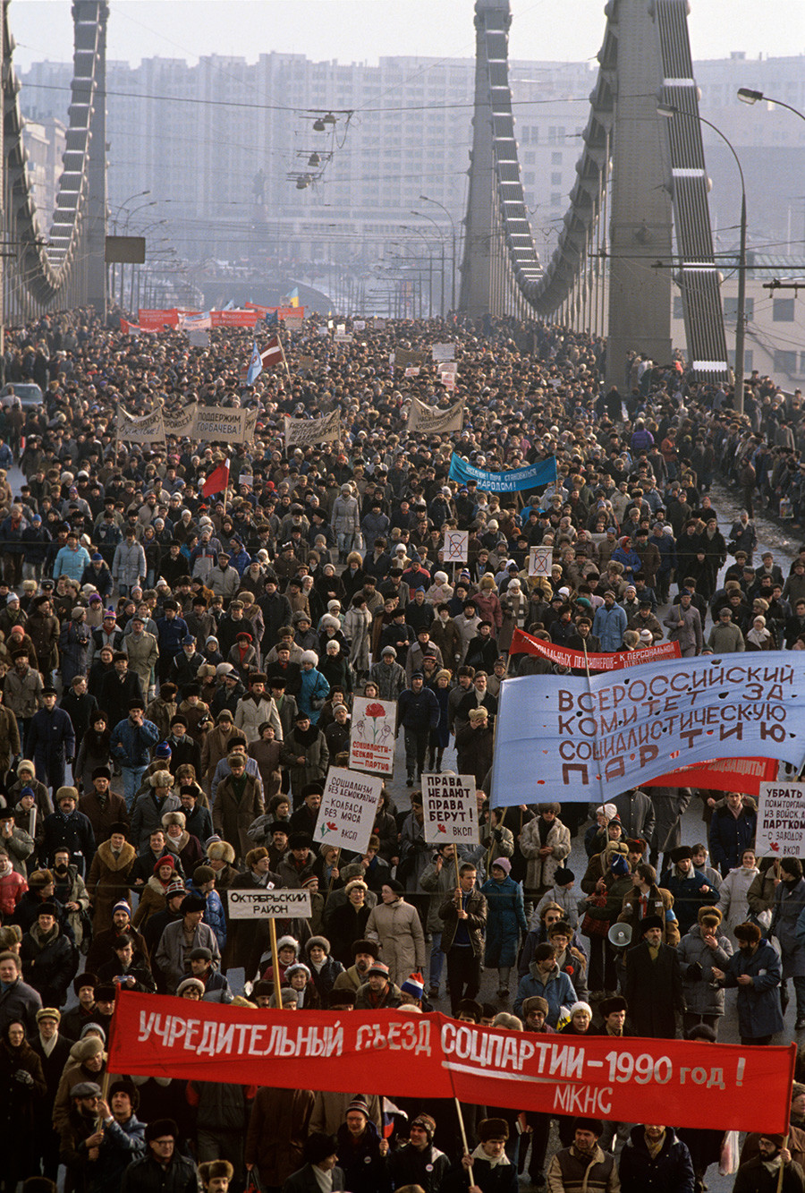 Snage demokratskog bloka su 4. veljače 1990. organizirale šetnju i skup u Moskvi. 