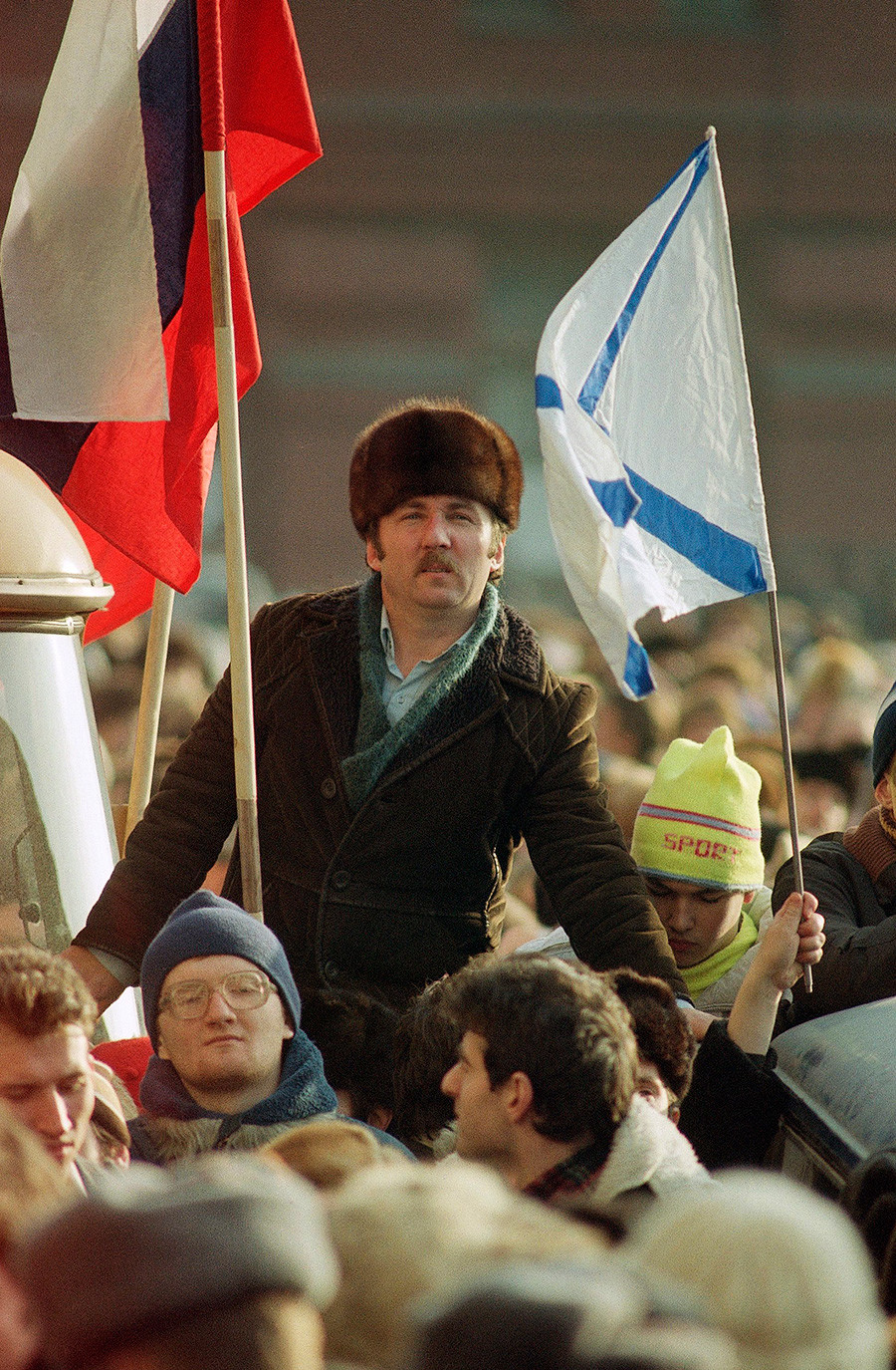 Sudionik masovnih demonstracija za demokraciju pokušava čuti što kažu govornici. Moskva, 4. veljače 1990. 