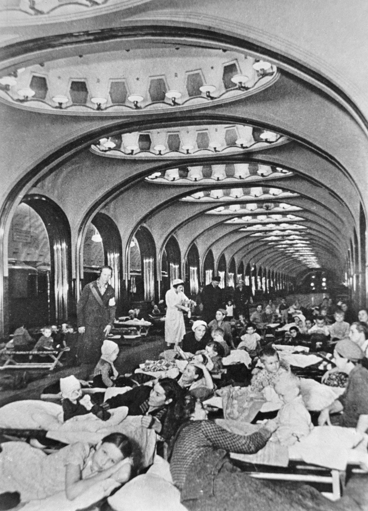 避難所になったマヤコフスカヤ駅にて、1941年