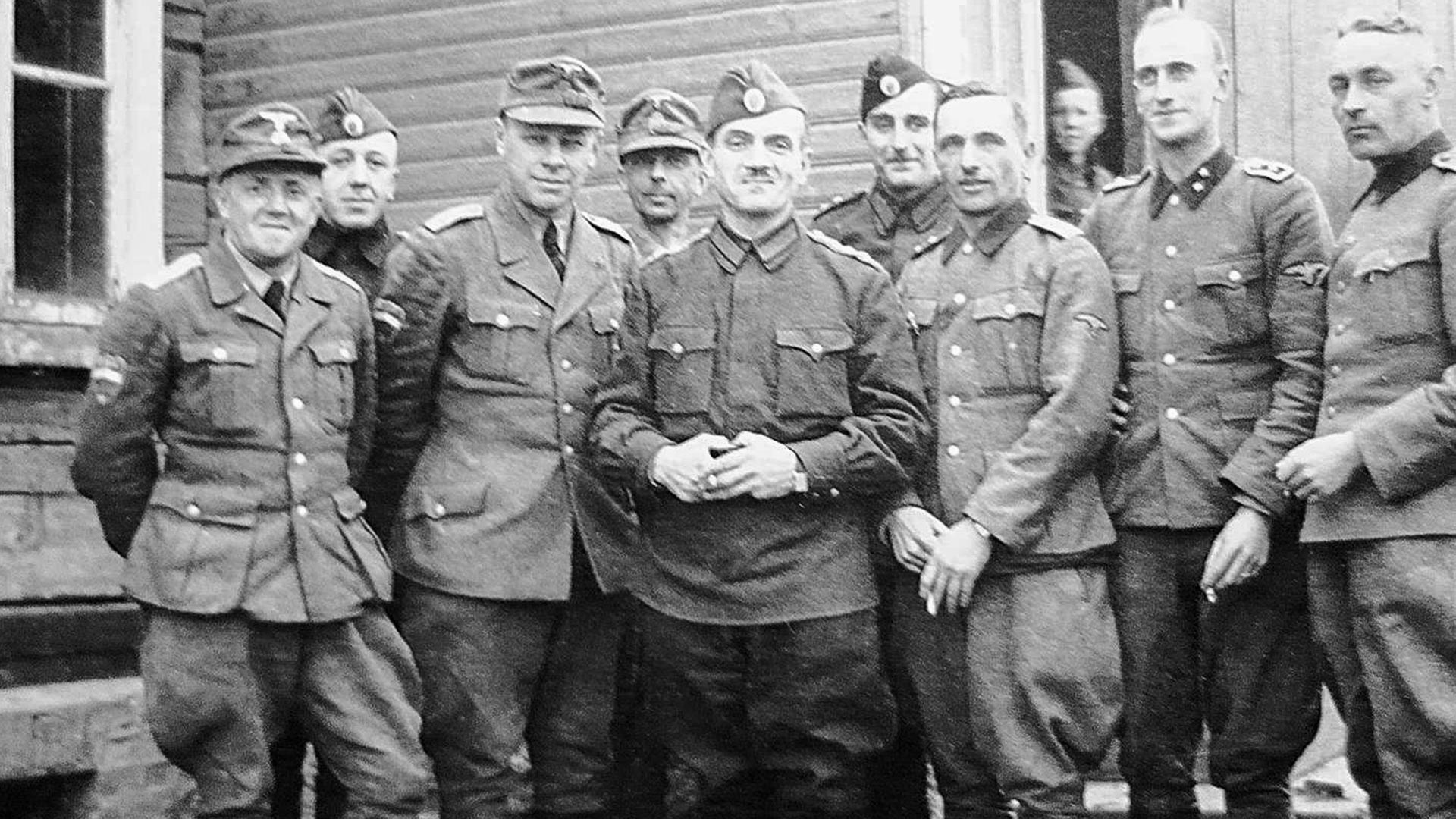 Офицери на „Дружина“, во центарот е полковникот Константин Кромијади, од десна страна Гиљ.