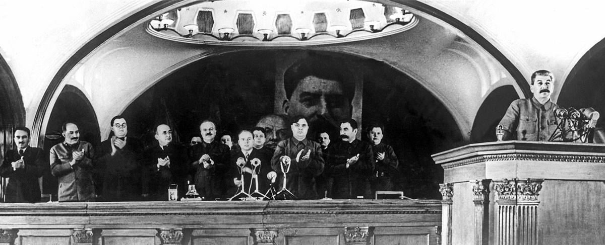 Реч на Сталин с доклад, посветен на 24-годишнината от Октомврийската революция на тържественото заседание на Московския градски съвет. Метростанция 