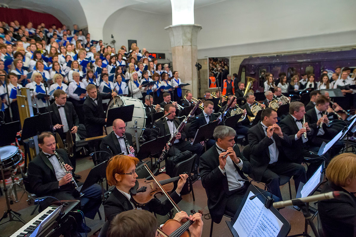 Изпълнение на операта „Селска чест“ на Пиетро Маскани от Президентския орекстър на Русия на метростанция 