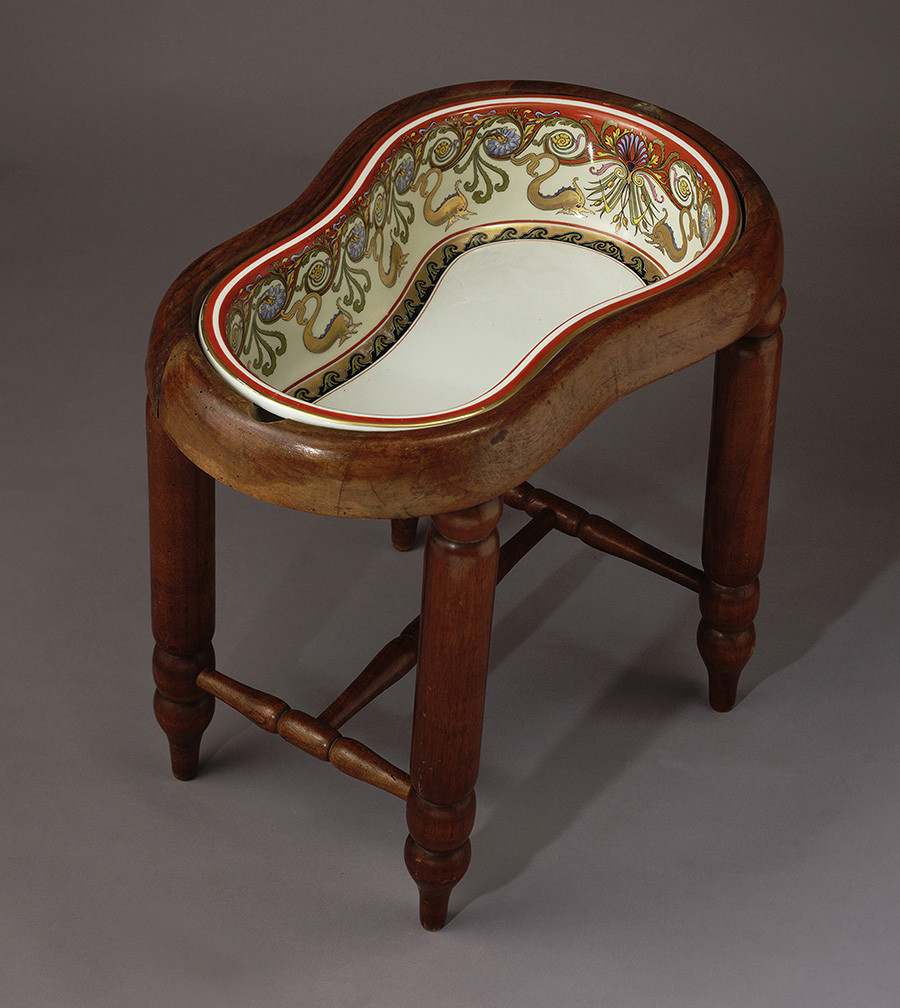 Un bidet appartenuto a Elisabetta di Baviera (fabbrica di porcellana Carl Knoll, Carlsbad), 1887-1890