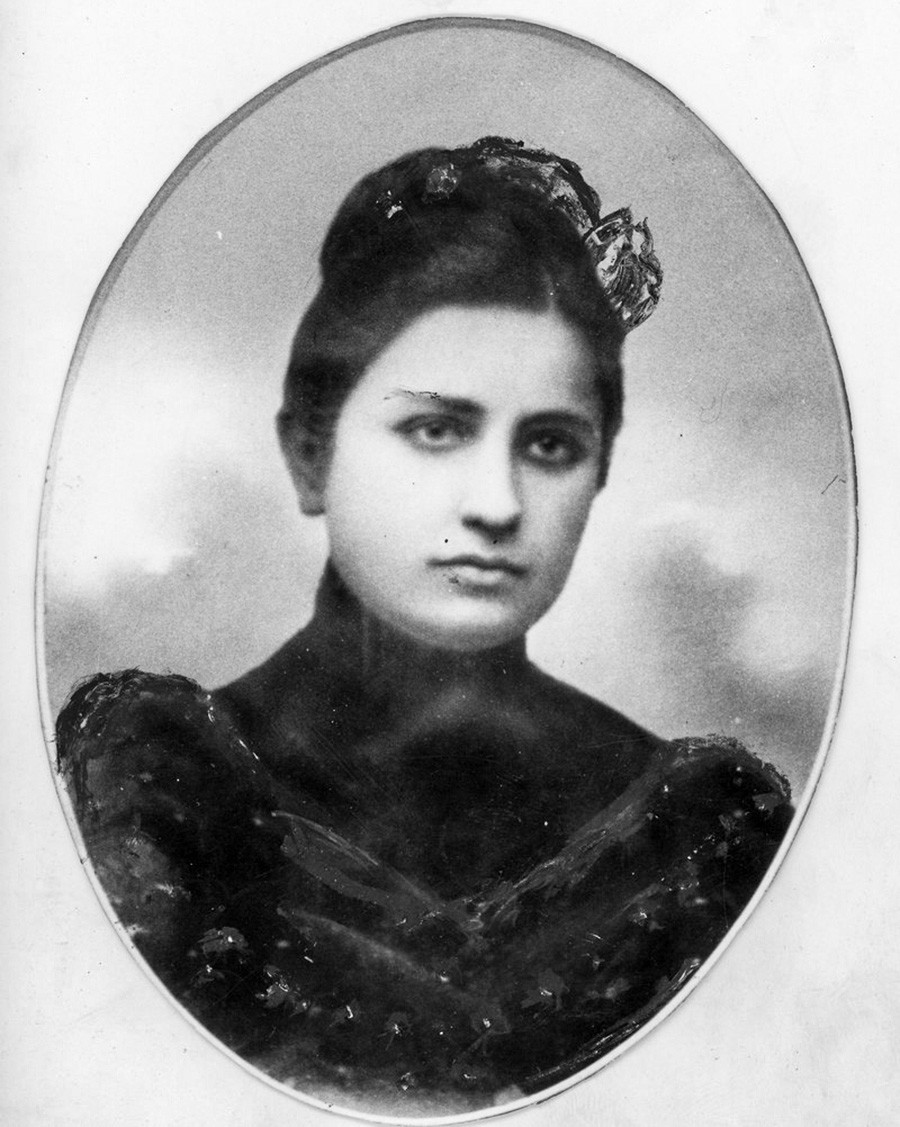 Ekaterina Svanidze, (1880-1907), photographie de 1904 se trouvant également sur sa tombe